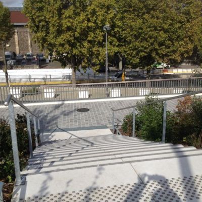 Escalier béton blanc avec inserts