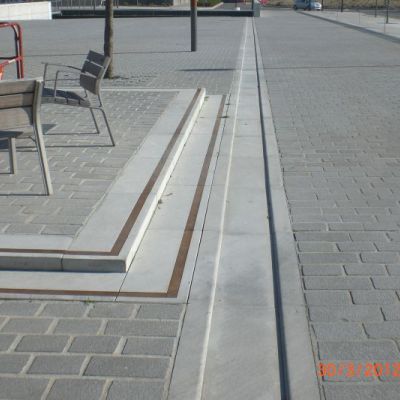 Caniveau et marches architectoniques