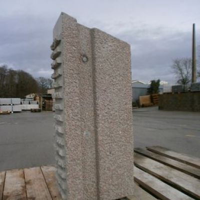 Borne matricées, gravillon lavé, avec pieds en insert