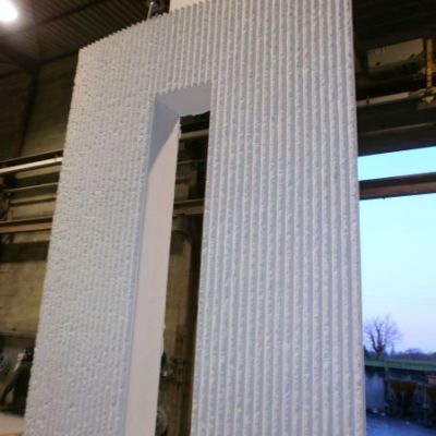 Mur cintré béton blanc matricé